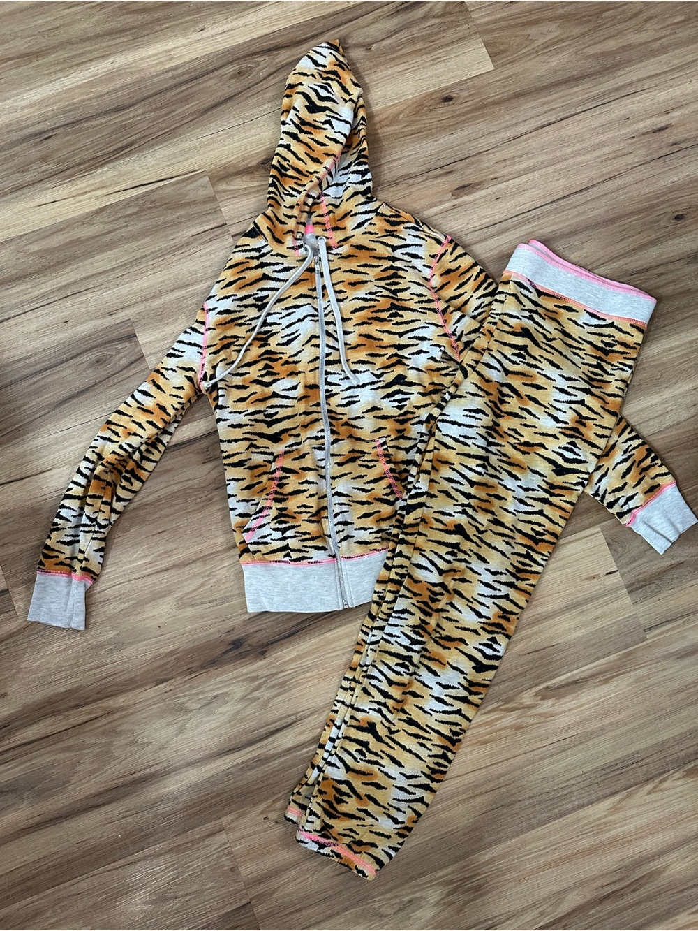 No Boundaries Tiger-Print Hoodie & Jogger Set- Yellow